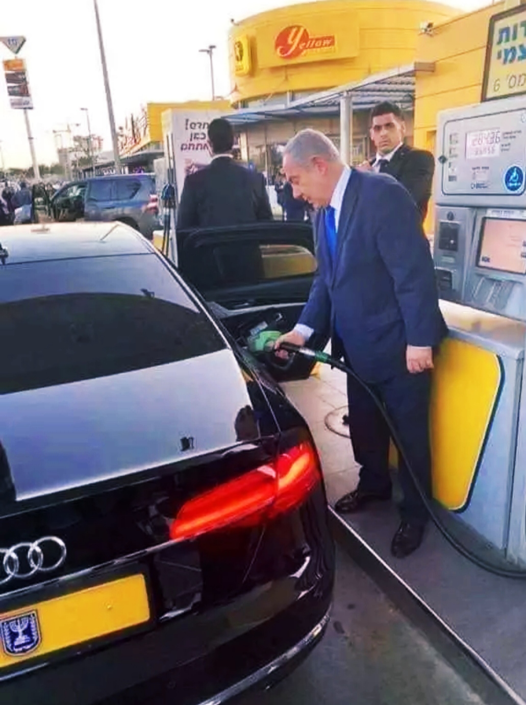 Turkey president Recel Tayyib Erdogan was sported filling his car by himself at a gas filling station while his security and aids took possition to ensure the safety of the president.