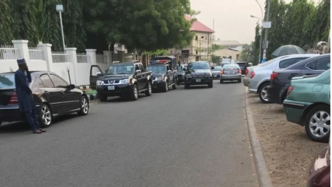 Oshiomole Chased out of APC Secretariat.